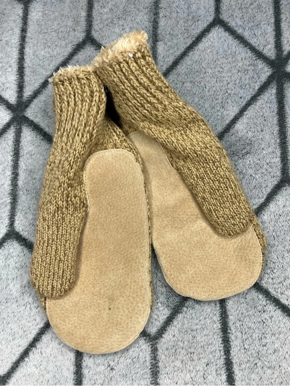 Isotoner Knit Heathered Tan Camel Mittens w Faux Fur Cuff NWT - Picture 3 of 7